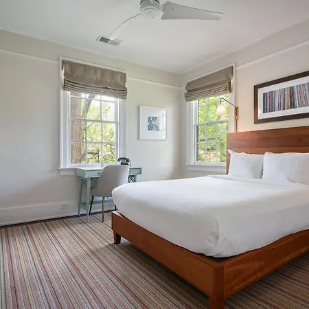 Oakhurst Inn At The University Charlottesville Exterior photo