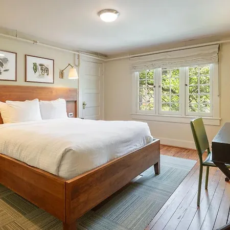 Oakhurst Inn At The University Charlottesville Exterior photo