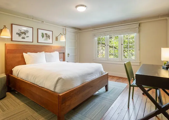 Oakhurst Inn At The University