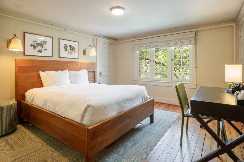 Hotel Oakhurst At The